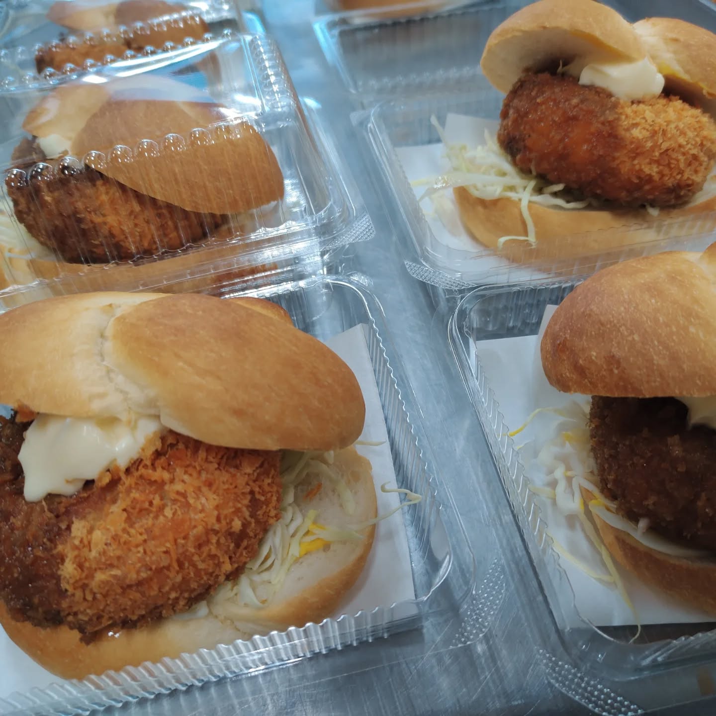 こんにちは🌞
はなみずきです。
昨日に続き、今日もパン祭りを開催中です
本日と明日のみ、数量限定販売とはなりますが、はなみずきからも"コロッケパン"を出してます️
のもったいないシリーズを活用とした限定商品、"ポテトサラダ"を揚げてコロッケにした商品となります️
是非お手に取り食べてみてください🥰
数に限りがございますのでお早めのご来店がおすすめです🥺
本日も皆様のご来店お待ちしております♀️
