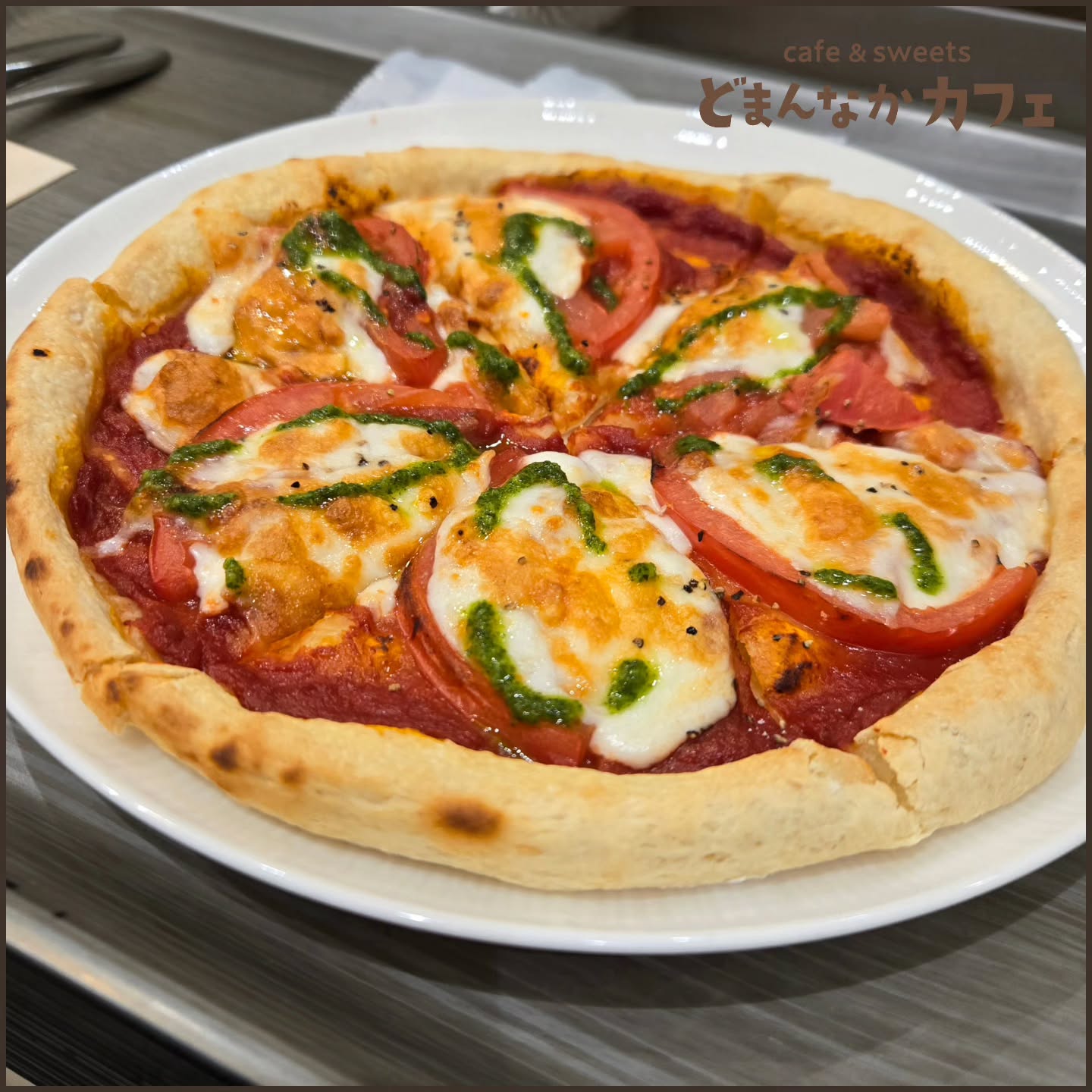 こんにちは！ です

朝採り館の新鮮トマトを使用しているマルゲリータ
たっぷりのモッツァレラチーズとともに
トマトも主役のピザです！
ぜひご利用ください。