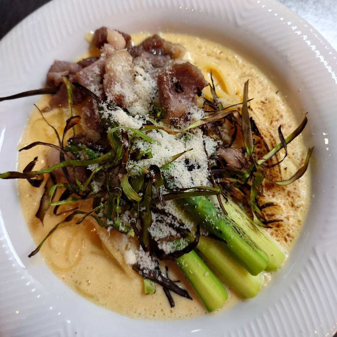 限定 新作パスタのお知らせ

栃木ポークとアスパラガスのカルボナーラ

■4/2（木）～4/7（火）の5日間限定商品
※4/3（金）は定休日となります。

栃木の恵みを、一皿に。

甘みの強い栃木ポークと、地元生産者さんがつくったアスパラガスを使った絶品カルボナーラ。
濃厚なコクに、アスパラガスの皮を焦がし焼きにしてほんのり香ばしさも重ねました。

地元の食材を大切に、余すことなく。
シンプルだけど、ちょっと特別な一皿、どうぞご賞味くださいませ

𓂃𓂃𓂃𓂃𓂃𓂃𓂃𓂃𓂃𓂃𓂃𓂃𓂃𓂃𓂃

【店舗情報】
︎ 道の駅 どまんなか たぬま　
　　　道のイタリアン　タヌマンマ　
︎ 栃木県佐野市吉水町366-2
︎ 電話番号：0283-61-0078
︎ 営業時間：11:00～16:00
︎ 定休日：水曜日・金曜日
𓂃𓂃𓂃𓂃𓂃𓂃𓂃𓂃𓂃𓂃𓂃𓂃𓂃𓂃𓂃