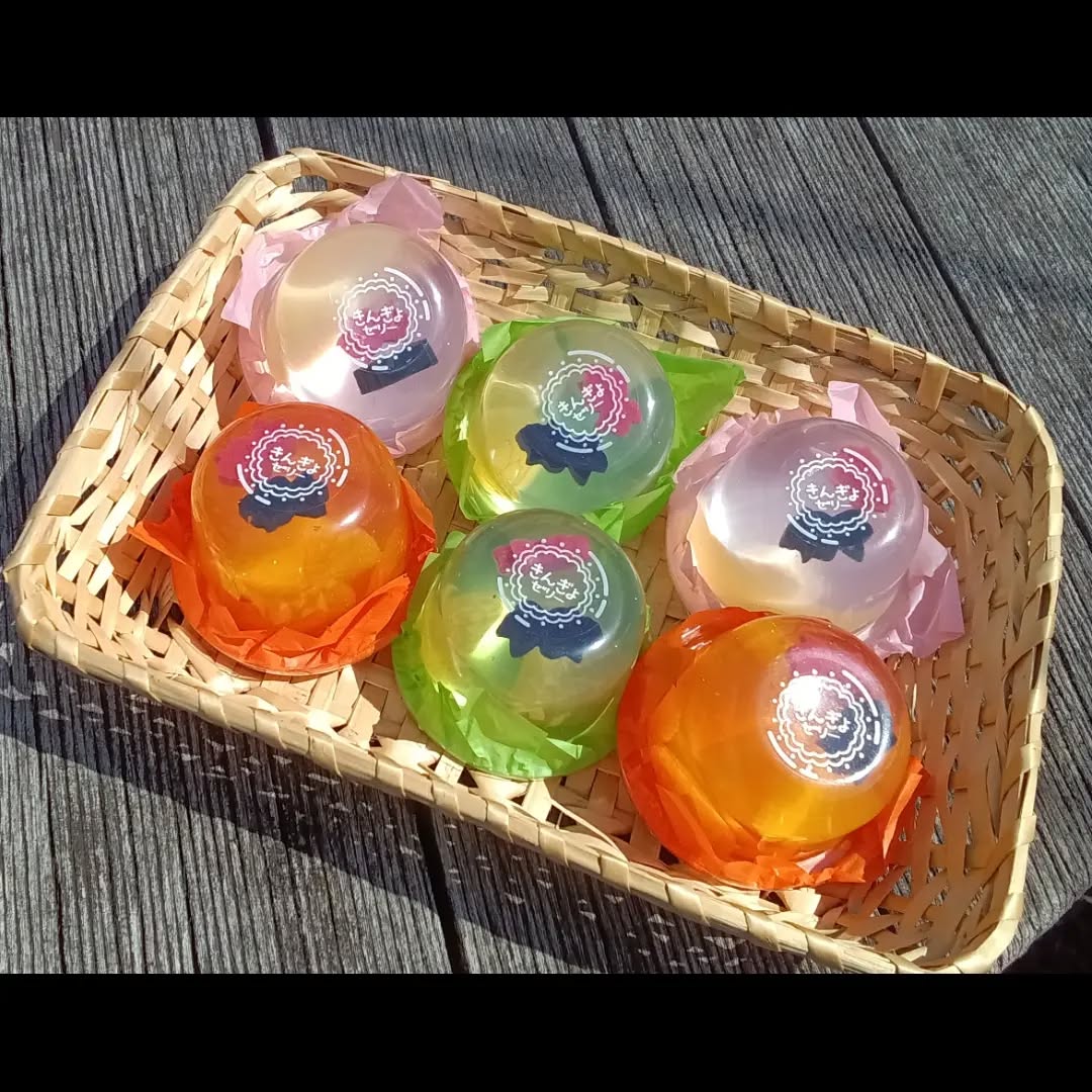 こんにちは

最近、めっきり暑くなりましたね

暑い時は、さっぱりした物を食べたくないですか？

こちらは毎年、人気の「金魚ゼリー」です️
味の種類はみかん・ぶどう・白桃の３種類。

冷やして食べるのも美味しいですし、凍らせてシャーベット風に食べてみるのも美味しいですよ️

ぜひ、お試し下さい