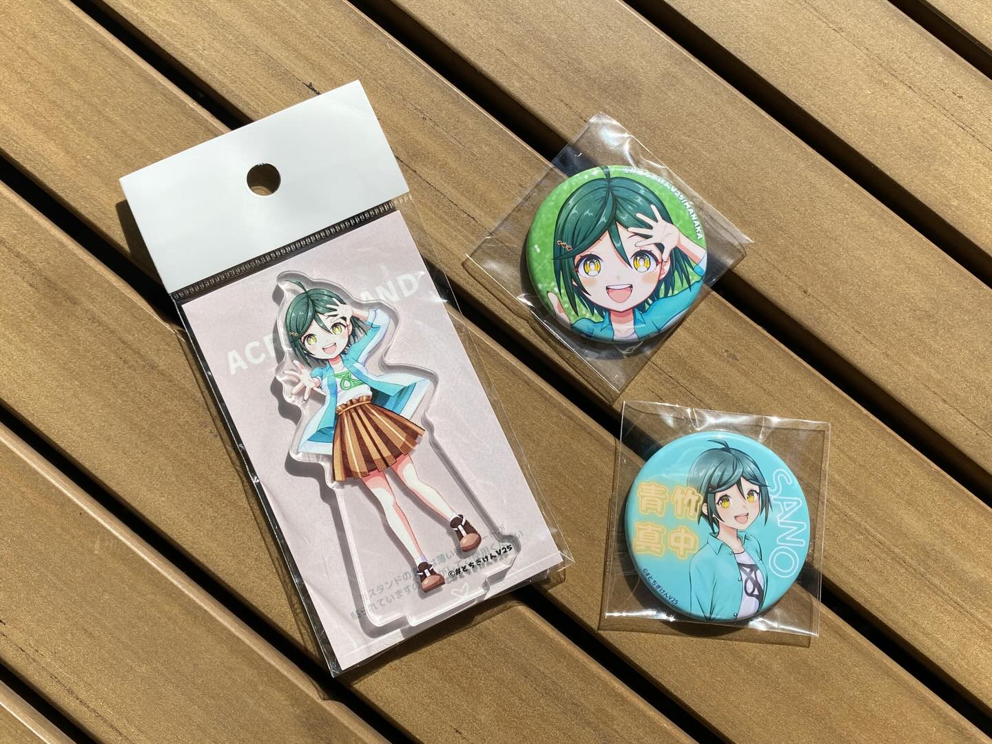 こんにちは
インフォメーションです♪

只今、インフォメーションでは、
さんのグッズを販売しております！

グッズ内容
＊缶バッジ2種
＊アクリルスタンド1種

足湯前の正面入り口から入ってすぐの、
インフォメーションカウンターで販売しております🏻‍♀️

皆様のご来店、お待ちしております