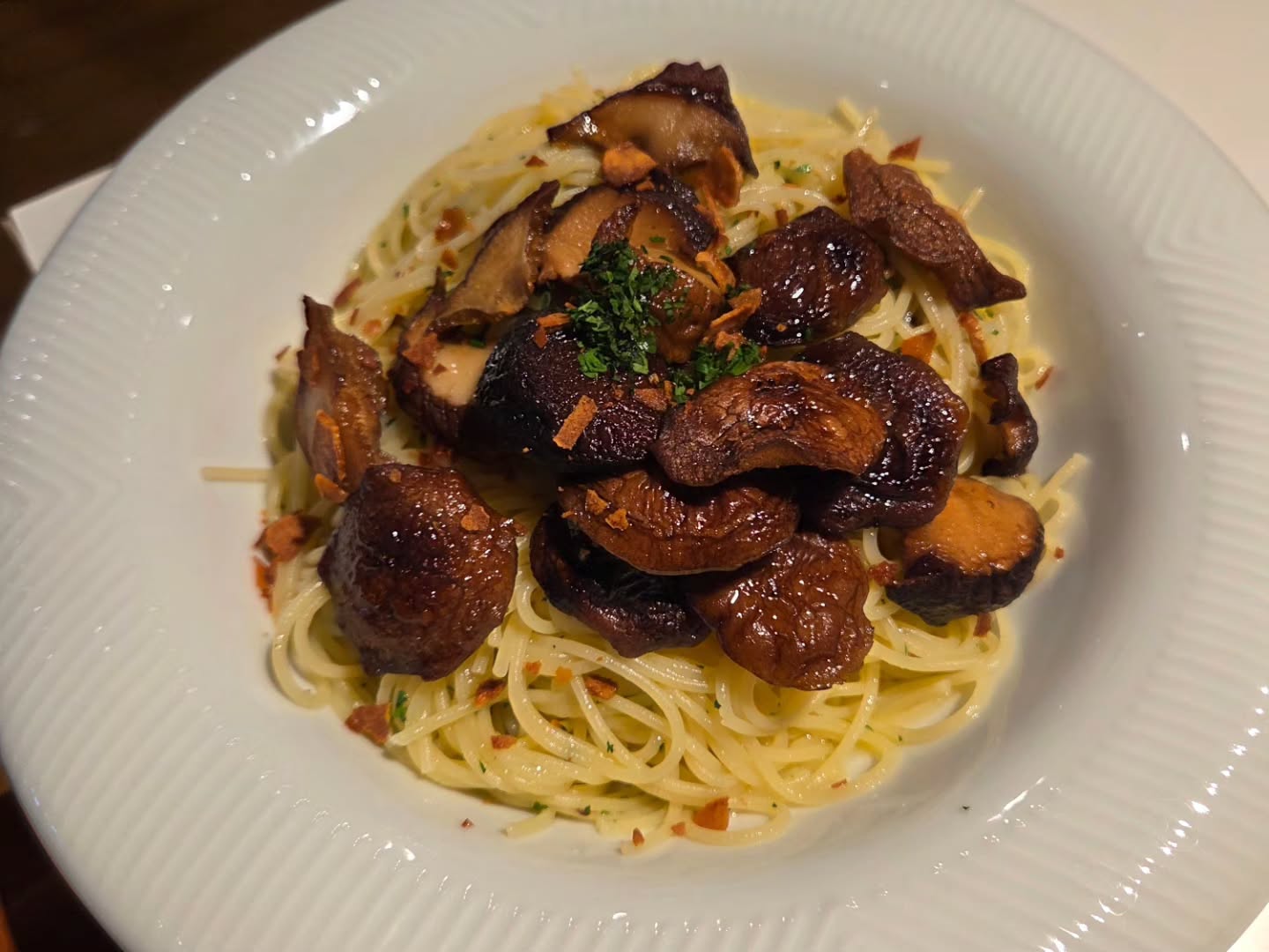 こんにちは️
道のイタリアン　｢タヌマンマ｣です。

おすすめ〝原木椎茸のペペロンチーノ〝
　　　　　　　　のご紹介です(*^^*)

佐野市の原木椎茸を使用したオイルパスタです

肉厚で風味豊かな原木椎茸は
希少価値が高く

熱を加えることにより　香りが際立ち
歯応えのある食感で噛めば噛むほど
旨味と風味がお口いっぱいに広がります

シェフ特製の 椎茸オイルで
鷹の爪とアンチョビを
パスタに絡ませたシンプルながらも
椎茸をぞんぶんに楽しんで頂けるパスタです

是非ご賞味くださいませ！

上記以外の パスタメニューもご用意しております

今日もタヌマンマは
11:00～オープン！

皆様のご来店お待ちしております

※お席のご予約も承っております
お電話10:00～繋がります
𓂃𓂃𓂃𓂃𓂃𓂃𓂃𓂃𓂃𓂃𓂃𓂃𓂃𓂃𓂃

【店舗情報】
︎ 道の駅 どまんなか たぬま　
　　　道のイタリアン　タヌマンマ　
︎ 栃木県佐野市吉水町366-2
︎ 電話番号：0283-61-0078
︎ 営業時間：11:00～16:00
︎ 定休日：水曜日・金曜日
𓂃𓂃𓂃𓂃𓂃𓂃𓂃𓂃𓂃𓂃𓂃𓂃𓂃𓂃𓂃