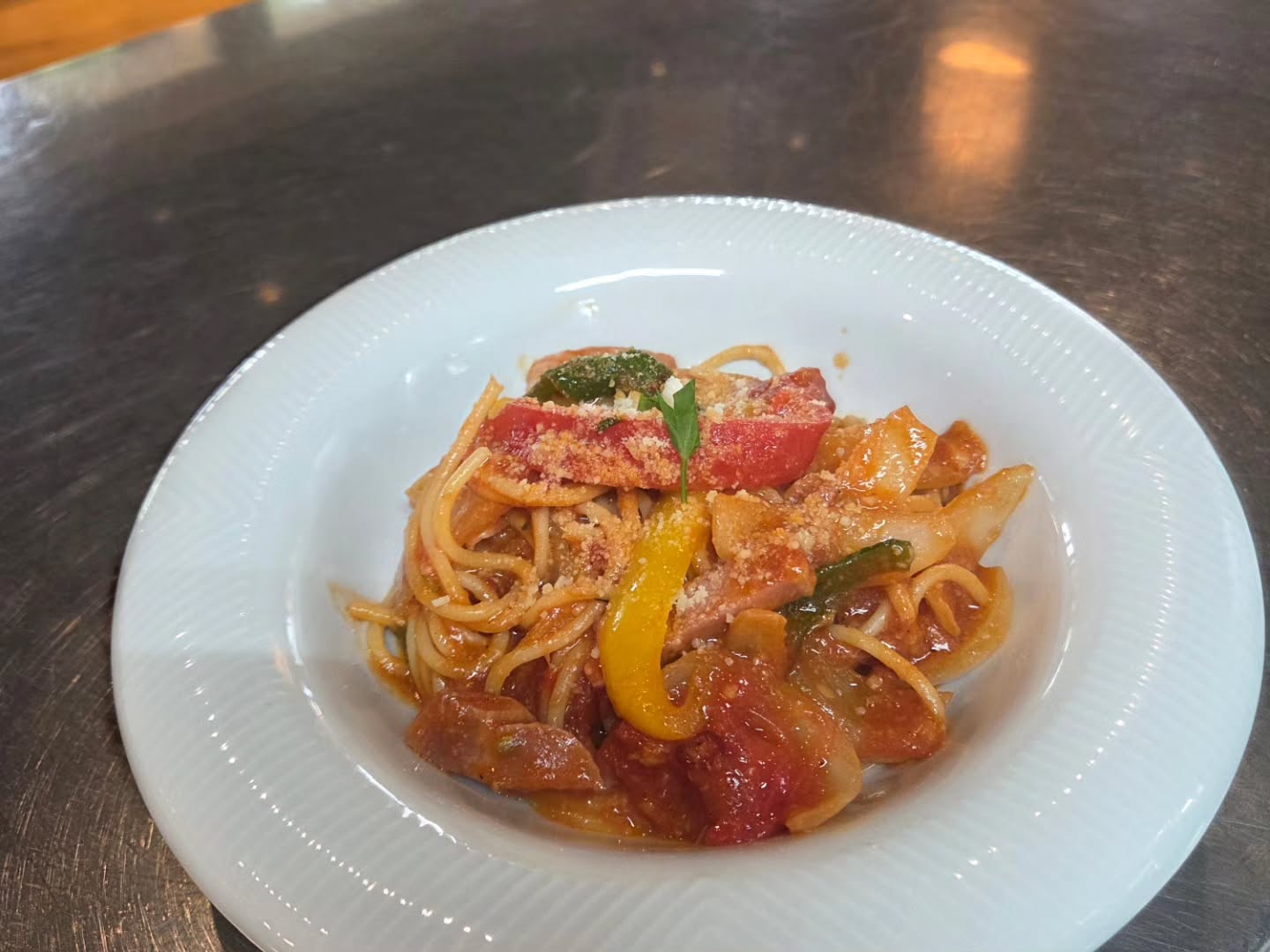こんばんは
道のイタリアン　｢タヌマンマ｣です。

おすすめパスタ
　　〝タヌマンマ特製　ナポリタン〝
　　　　　　　　　　　　　のご紹介です(*^^*)

大きく切ったお野菜🫑と甘めのトマトソースが
太めのパスタによく絡み

お野菜の甘味や　粉チーズのコクと　
トマトソースの酸味が　後を引くこと間違いなし

今ならワンドリンク付きの
おすすめパスタとしてお召し上がり頂けます

是非ご賞味くださいませ！

明日タヌマンマは
11:00～オープン！

皆様のご来店お待ちしております

※お席のご予約も承っております
お電話10:00～繋がります
𓂃𓂃𓂃𓂃𓂃𓂃𓂃𓂃𓂃𓂃𓂃𓂃𓂃𓂃𓂃

【店舗情報】
︎ 道の駅 どまんなか たぬま　
　　　道のイタリアン　タヌマンマ　
︎ 栃木県佐野市吉水町366-2
︎ 電話番号：0283-61-0078
︎ 営業時間：11:00～16:00
︎ 定休日：水曜日・金曜日
𓂃𓂃𓂃𓂃𓂃𓂃𓂃𓂃𓂃𓂃𓂃𓂃𓂃𓂃𓂃