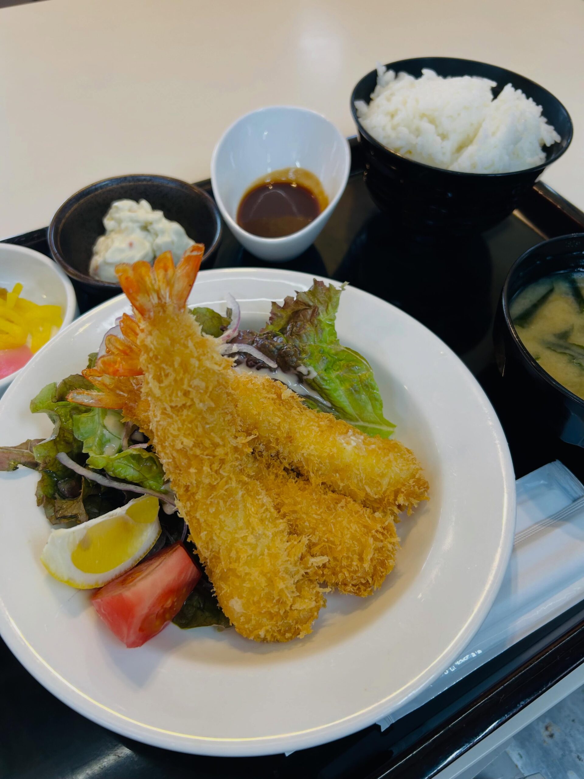 こんばんは😀
どまんなかたぬま　はなみずきです。
本日は、【エビフライ定食】のご案内♪
エビフライが3本
ボリューム満点️
是非、どうぞ♪