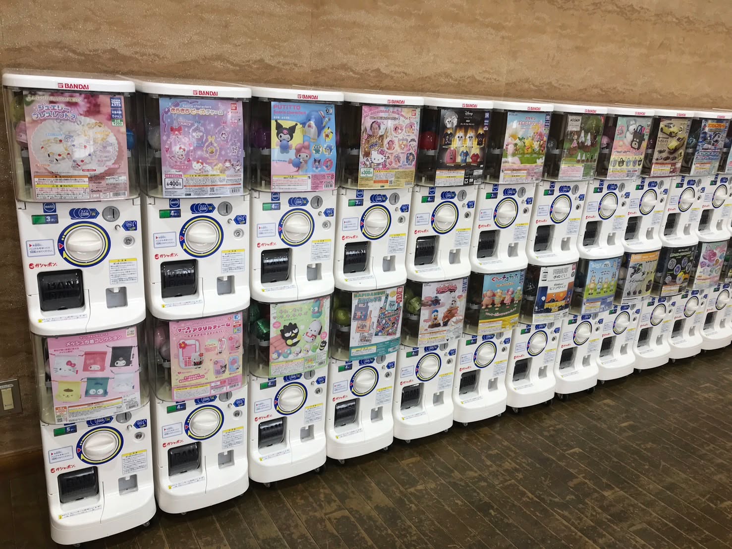 ＼カプセルトイ大量追加しました／

どまんなかホールのカプセルトイコーナーかなり進化しました。

新作・人気シリーズ・ちょっと気になるアイテムまで大量に追加しております！

見てるだけでも楽しい空間になってますので、ぜひ“推しガチャ”探してみてください