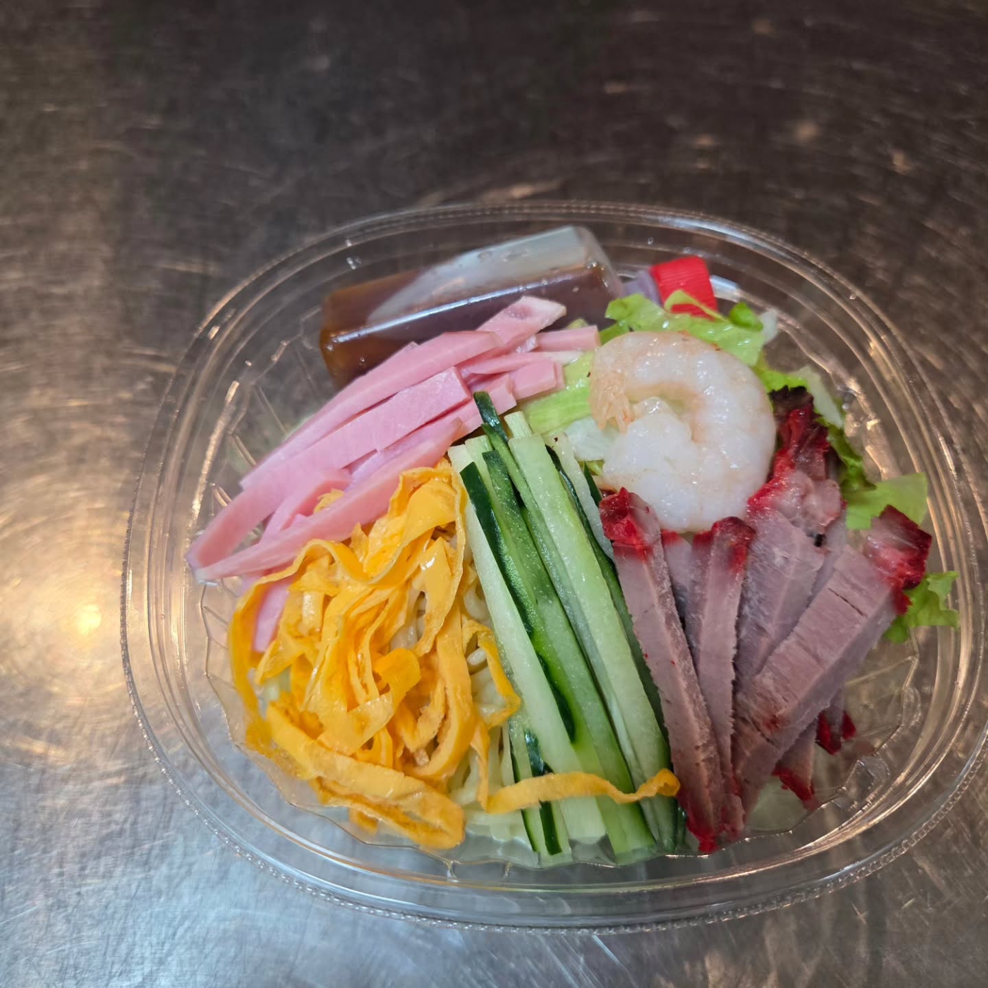 こんにちは
#どまんなかたぬまのどまんなかデリカです。

これからの時期におすすめの
　　　　　“冷たい麺”のご紹介です

【写真1、2枚目】
　冷やし中華
さっぱりとした醤油ベースのタレに、自家製のチャーシュー&錦糸玉子&ハムをのせて

【写真3、4枚目】
　冷やし担々麺
ピリッと辛い担々麺のタレを、特製の肉味噌&もやし
&水菜でさっぱりと

農産物直売所　朝採り館
　　冷蔵ショーケースにて販売中です♪
　　
期間限定、数量限定での販売になりますので、
お早めに(*^^*)
