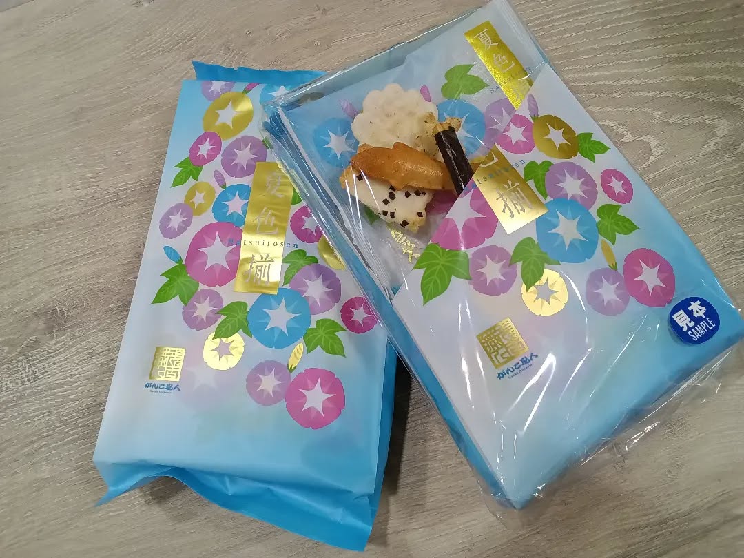 おはようございます
あいにくの天気ですが。。。☂️
台風には、充分に、気をつけて下さいね️
さて、本日は、新商品のご案内です️
こちらはもめん弥さん(がんこ職人)の
「夏色揃」です。
魚を形どったお煎餅も入っていて、何とも涼しげで、
夏を感じとれます
朝顔のパッケージも、何とも風流️
お土産にも、お茶うけにも大変、好まれます
是非、お試し下さい