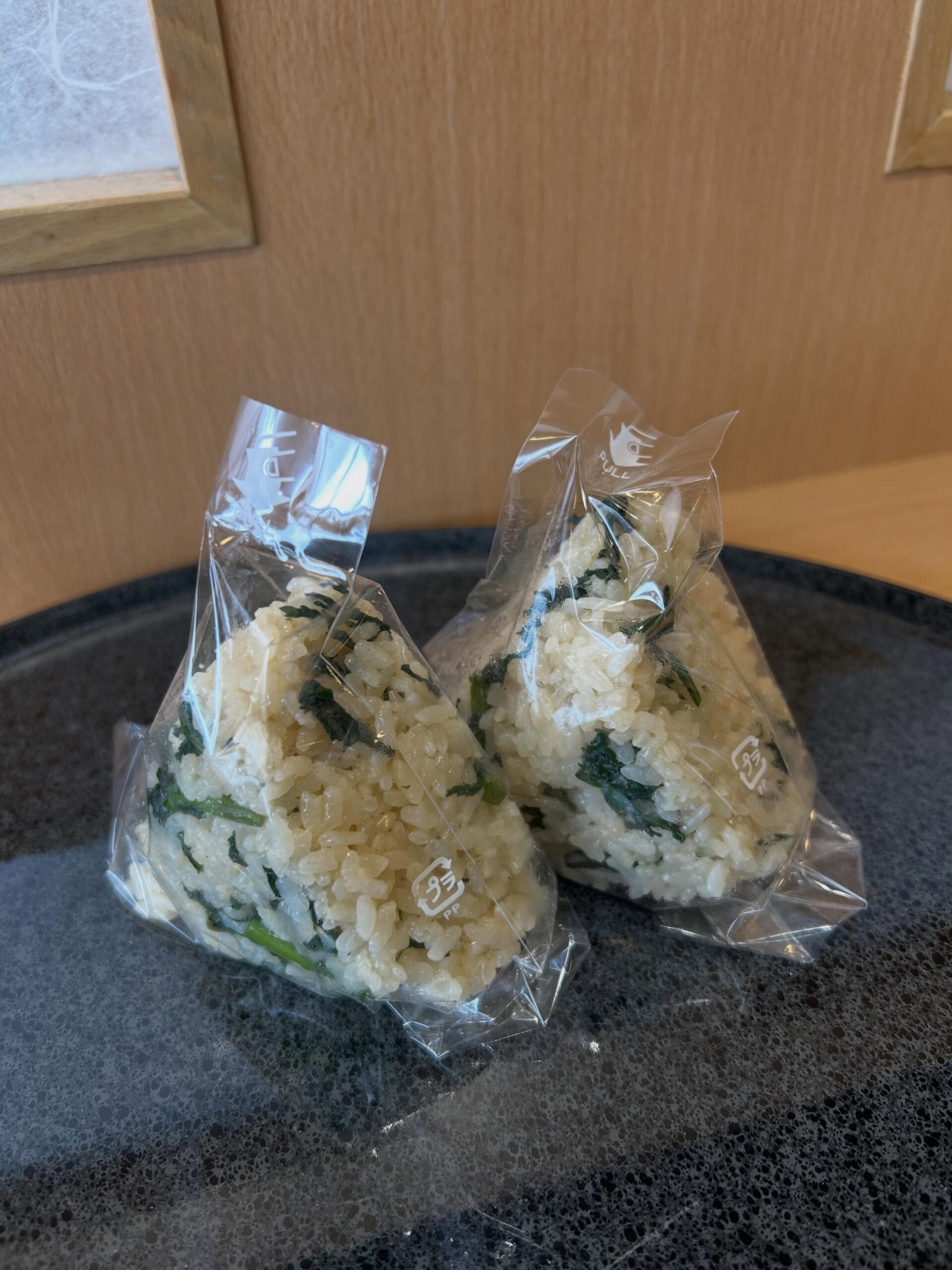 おはようございます
どまんなかたぬま　はなみずきです。
今日は、暑くなりそうですね️
本日は、【春菊のおにぎり】のご紹介♪
しょうゆごはんに、春菊の歯応え、
ごま油の風味が効いたおにぎりです。
期間限定なので、是非どうぞ♪