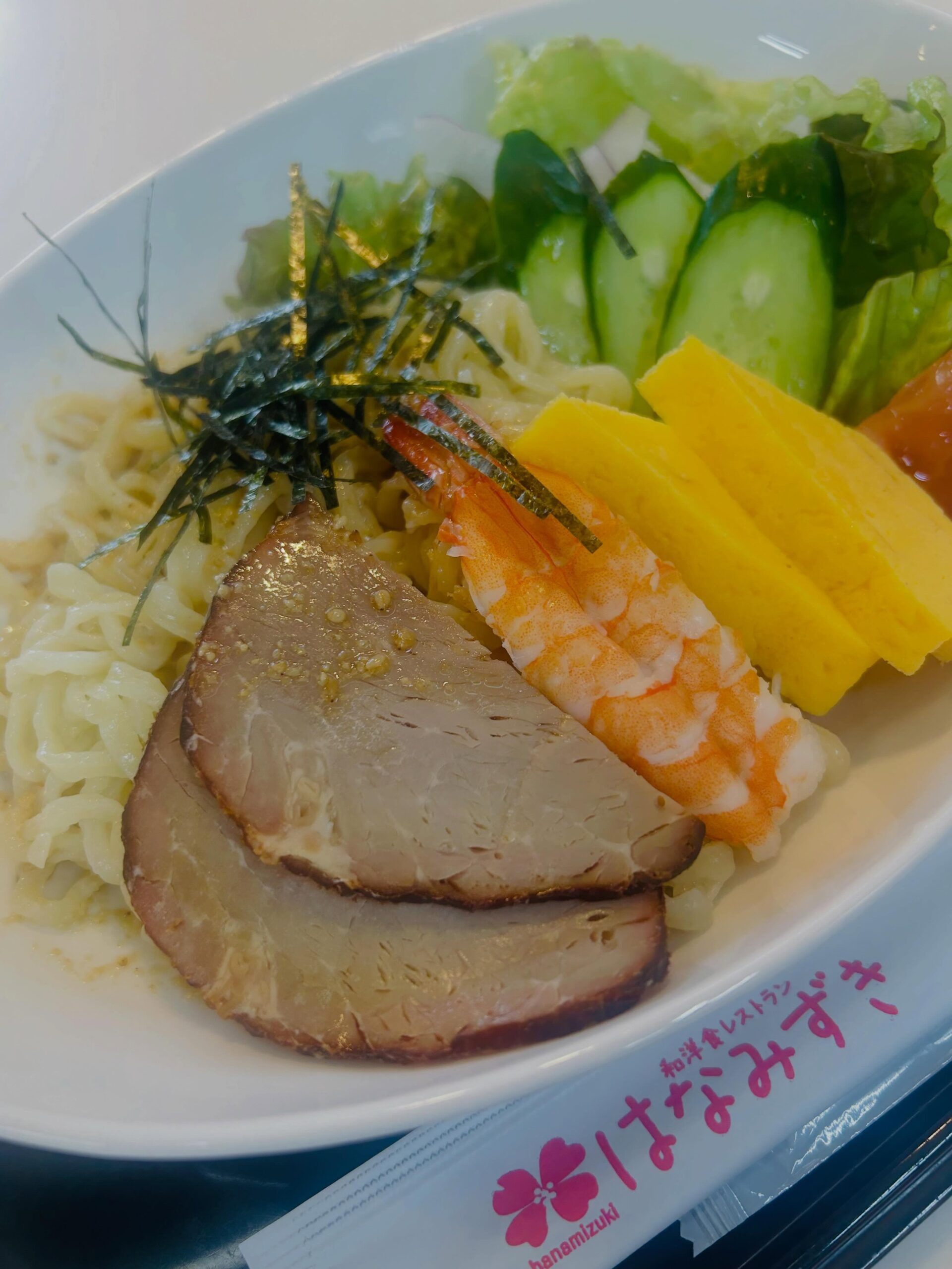 こんにちは
の　はなみずきです。
毎日、暑い日が続いてます🌞
そんな暑い日にぴったりな
【 #冷やし中華】のご案内です！
冷たい麺と酸味の効いたタレと
相性バッチリ
是非どうぞ♪