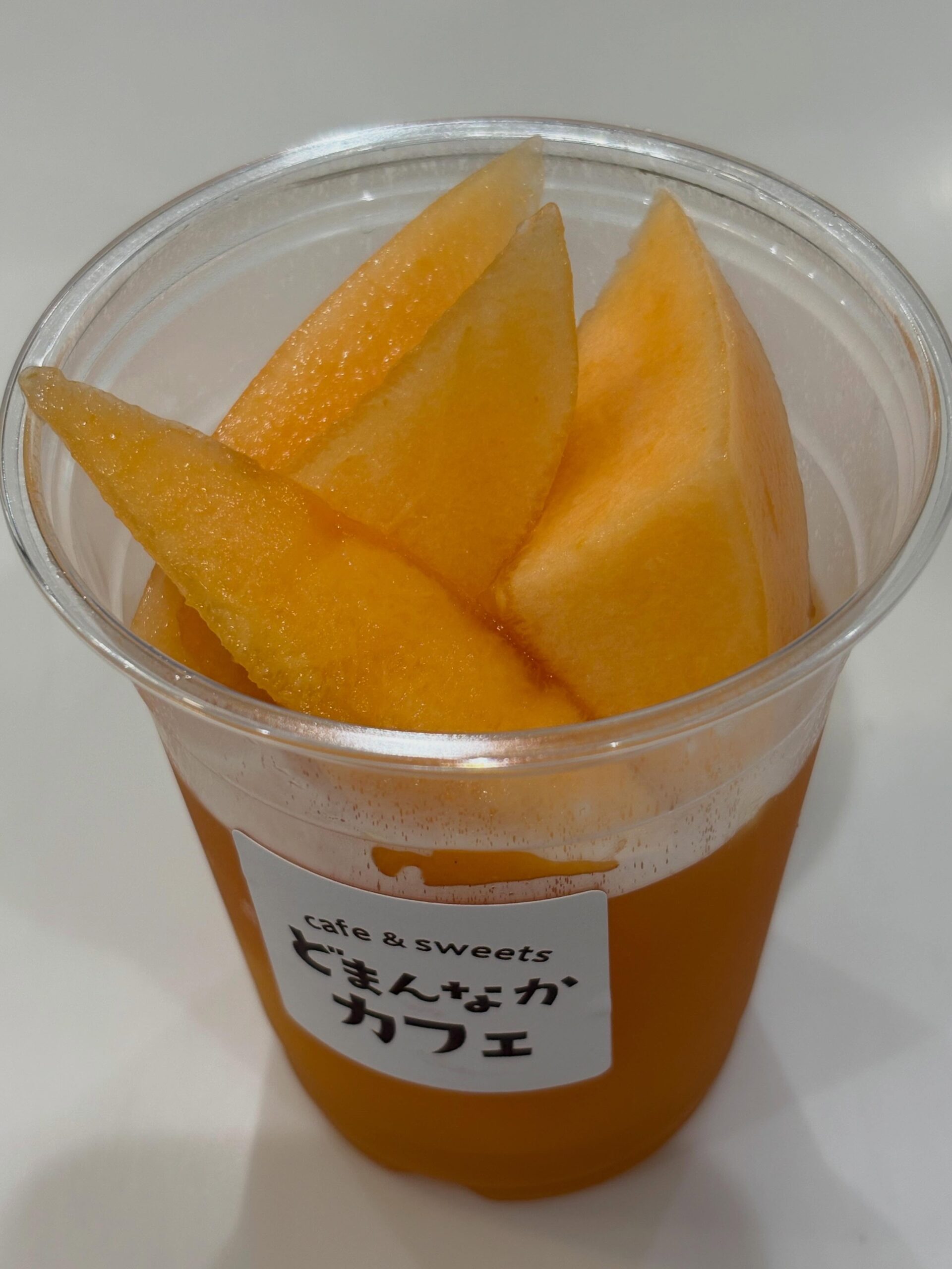 こんにちは︎ 
です️ 

数量限定︎
朝採り館レジ前の冷蔵庫にて
【メロンゼリー】販売中です
（赤肉メロン使用）

オレンジ色にキラキラ輝くゼリーは
ほぼ水を使わずに果肉と果汁を使って
お作りしております︎

ゼリーの中にも上にもゴロゴロ果肉を
贅沢にトッピング♪
濃厚で芳醇なメロンをお楽しみください🫶