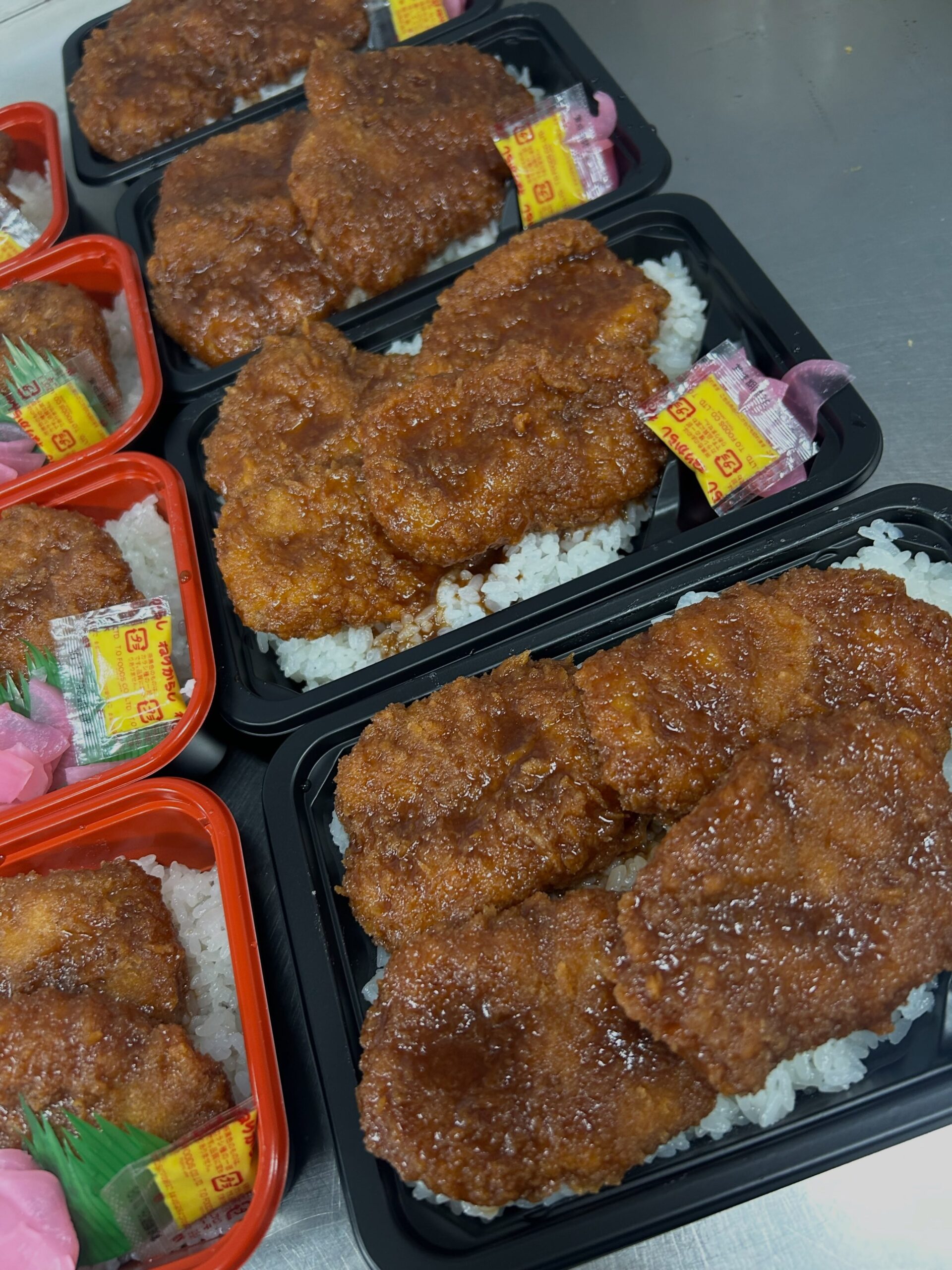 こんにちは
 のはなみずきです。
毎日、暑い🥵暑い🥵
皆様は、バテてませんか？
バテない為には、食です！
はなみずきの【ヒレカツ丼】のご紹介♪
はなみずき店内でも、お弁当でも
食べられますよ！
暑バテしない様、体力つけましょう！