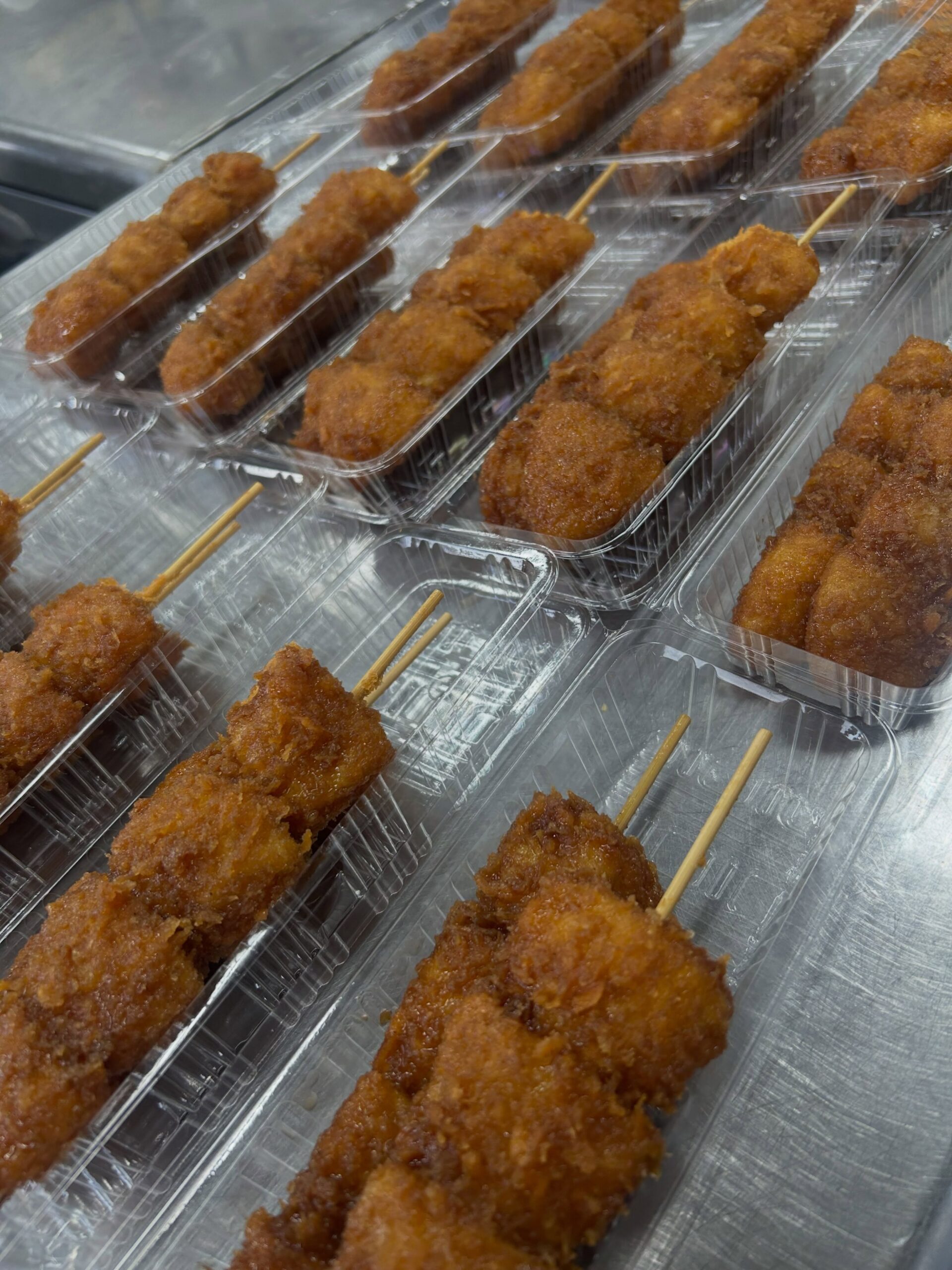 こんにちは
どまんなかたぬま　はなみずきです。
本日は、【イモフライ】のご紹介♪
フルーツソースだ絡めたイモフライは、
絶品です！
店内でも、お持ち帰りでも出来ます。
是非、どうぞ♪