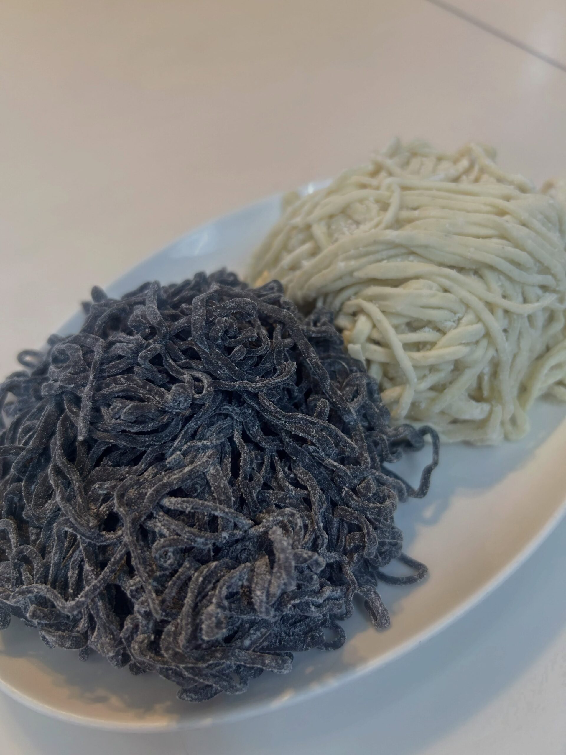 こんばんは
＃どまんなかたぬま　はなみずきです。
お化け屋敷コラボ企画のラーメン
【どまんなか怪麺】皆さんは、
もう食べてくれましたか？
普通の麺に竹炭が練り込まれております。
普通の麺と比較して見ました😀
歯は黒くならないですよ（笑）
是非、お試しを〜