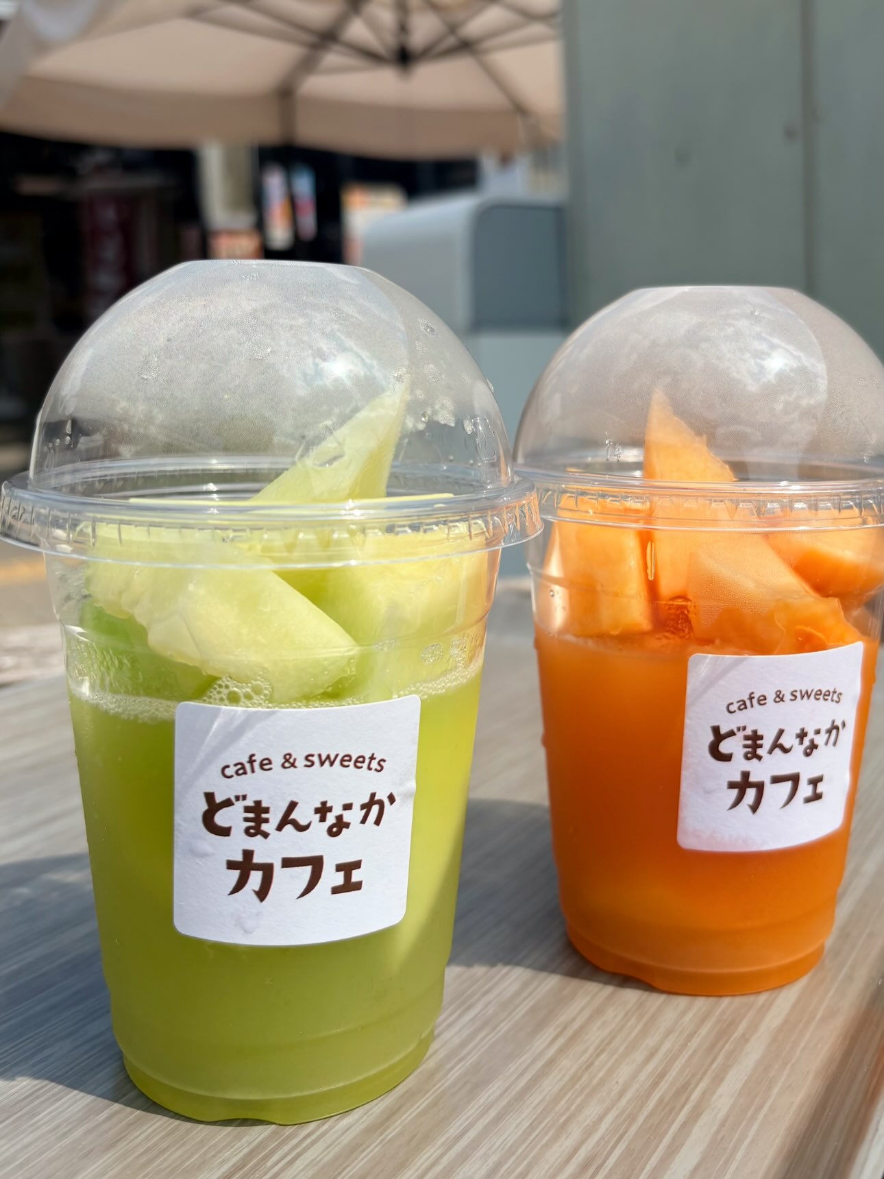 こんにちは︎ 
です️ 
道の駅どまんなかたぬまで販売している
【メロンゼリー】いかがでしょうか？

完熟のタイミングを見極めたメロンを贅沢に
使用してお作りしています🤤

ほぼ水を使わずに果肉をピューレにして
ゼリーに仕上げて‥🥣
ゼリーの中にメロンを閉じ込めて‥️
上にも果肉たっぷり︎

今が旬のメロンをお楽しみくださいませ♪

是非🫶 

【メロンゼリー】（青・赤）
1個600円（税込）
・朝採り館にて販売中︎
※数量限定・陳列時間未確定
ご理解のほどよろしくお願い申し上げます
※青肉・赤肉両方並ぶ時もあります