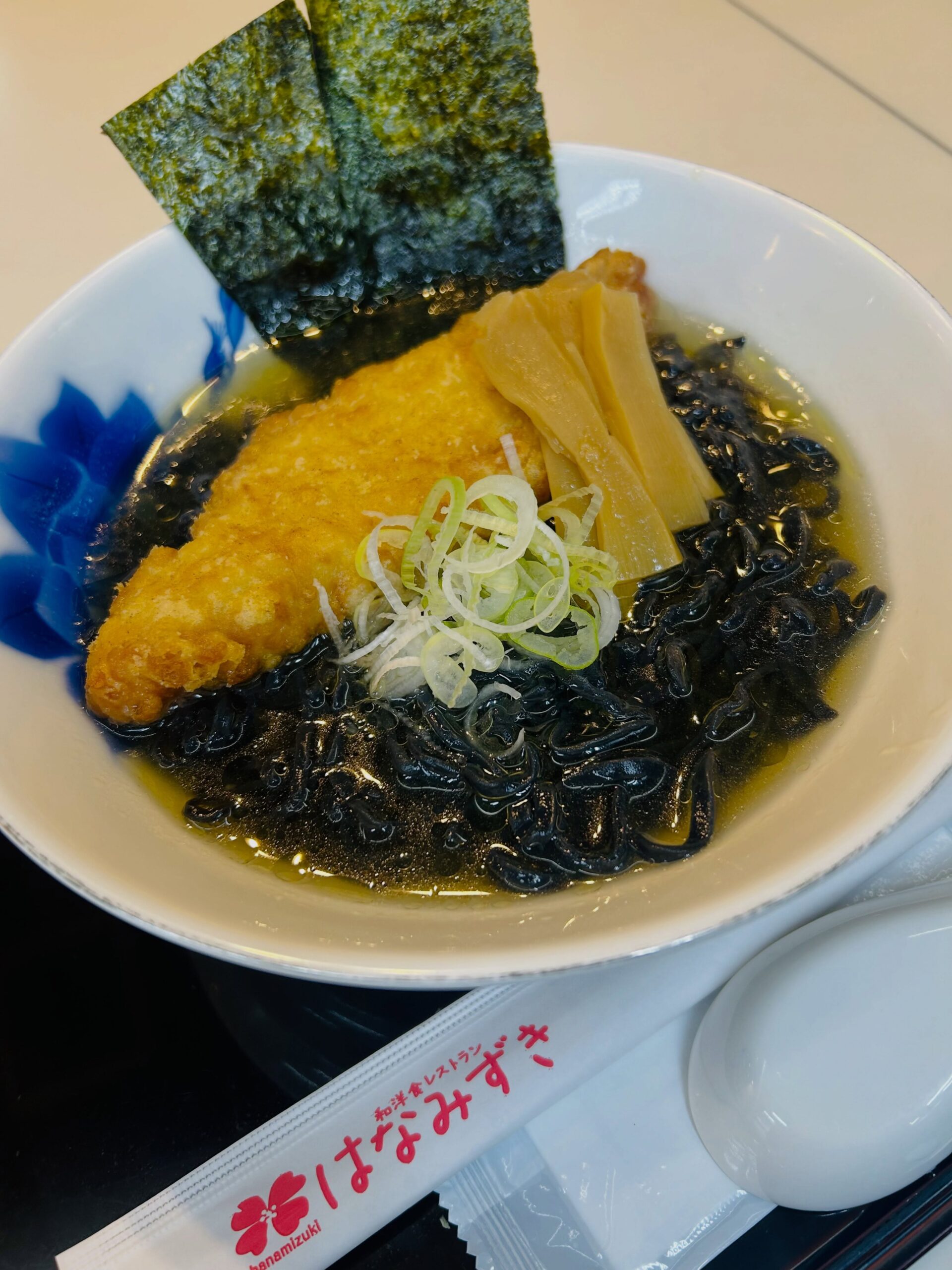 おはようございます
はなみずきです。
どまんなかたぬまでは、
お化け屋敷コラボ企画として、
【どまんなか怪麺】のご紹介♪
竹墨の黒いラーメン
スープは、醤油ベースに生姜風味🫚
とり天がボリューム満点！
是非、お試しを〜