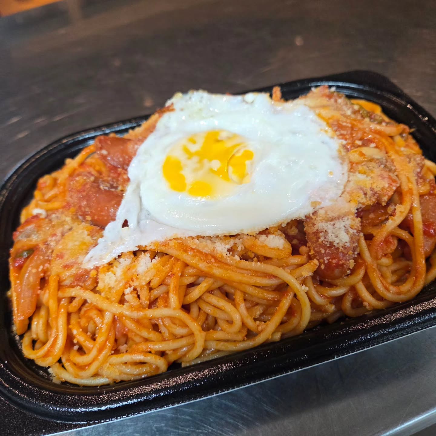 こんにちは
どまんなかデリカです。

お化け屋敷コラボメニューとして、
【鬼盛りナポリタン】を
農産物直売所　朝採り館冷蔵ショーケースにて
販売中です♪

総重量1㌔超え
ボリュームたっぷりの特製のナポリタンは
トマトケチャップで味付けし
最後まで飽きることなくお召し上がり頂けます

一人で食べても良し、みんなでシェアしても良し

〜8/31までの
数量限定販売ですのでお早めに


# 佐野市