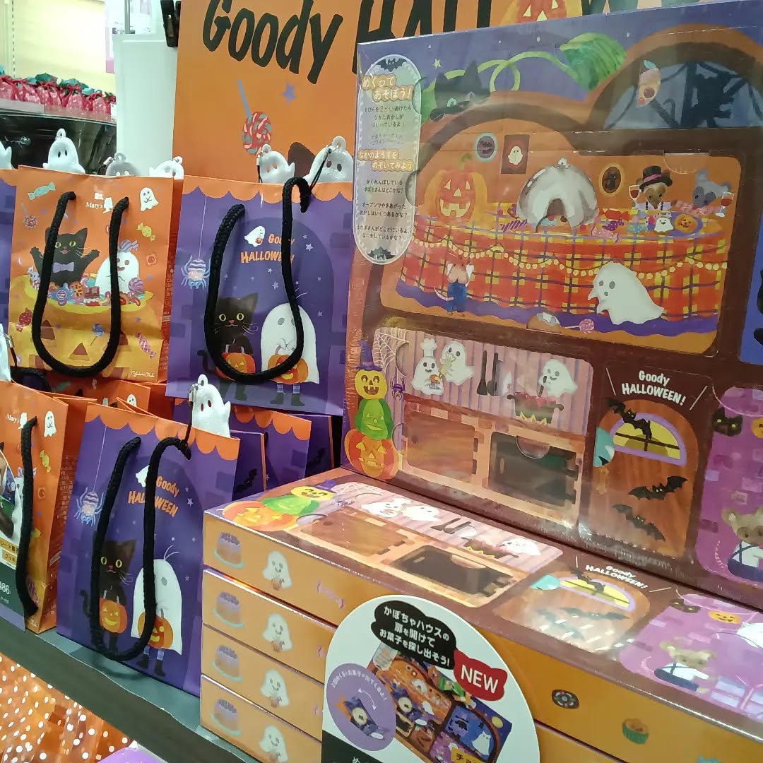 こんにちは
もうすぐ、ハロウィンです️
「どまんなかたぬま」では、かわいくて、おいしいお菓子を沢山、取り揃えております
特にねこ好きな方は、是非、ご覧になって下さい
にゃんこと、おばけが、お菓子と一緒に大集合️
おばけのストラップが付いているハロウィンバックや、にゃんこのポーチ、めくって楽しいスイーツBOXなどなど。
かわいい商品が満載です️
是非、ご覧下さい