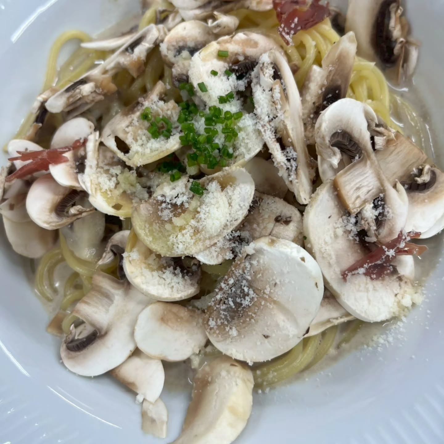 こんにちは
道のイタリアン　｢タヌマンマ｣です。

〝マッシュルームのクリームパスタ〝
　　　　　　　　のご紹介です(*^^*)

生クリームとマッシュルームの出汁で作るクリームパスタ

マッシュルームペーストも加え、仕上げに生のマッシュルームを薄くスライスし完成

マッシュルームを余すことなく

軽いクリームソースと生ハムの塩味で味の変化もお楽しみ下さい

選べるパスタセット　1680円（税込)
　で、マッシュルームのクリームパスタが
　　　　　　　お選び頂けます！

皆様のご来店お待ちしております

𓂃𓂃𓂃𓂃𓂃𓂃𓂃𓂃𓂃𓂃𓂃𓂃𓂃𓂃𓂃

【店舗情報】
︎ 道の駅 どまんなか たぬま　
　　　道のイタリアン　タヌマンマ　
︎ 栃木県佐野市吉水町366-2
︎ 電話番号：0283-61-0078
︎ 営業時間：11:00～16:00
︎ 定休日：水曜日・金曜日
𓂃𓂃𓂃𓂃𓂃𓂃𓂃𓂃𓂃𓂃𓂃𓂃𓂃𓂃𓂃