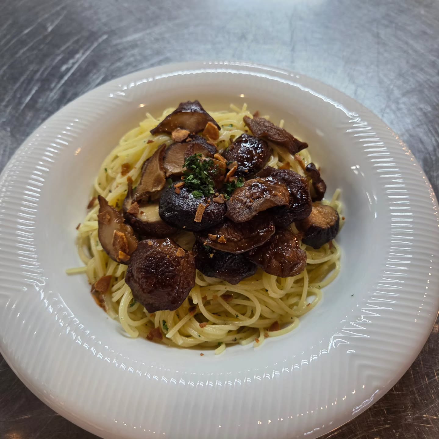 こんにちは
道のイタリアン　｢タヌマンマ｣です。

おすすめ〝原木椎茸のペペロンチーノ〝
　　　　　　　　のご紹介です(*^^*)

佐野市の原木椎茸を使用したオイルパスタです

肉厚で風味豊かな原木椎茸は
希少価値が高く

熱を加えることにより　香りが際立ち
歯応えのある食感で噛めば噛むほど
旨味と風味がお口いっぱいに広がります

シェフ特製の 椎茸オイルで
鷹の爪とアンチョビを
パスタに絡ませたシンプルながらも
椎茸をぞんぶんに楽しんで頂けるパスタです

選べるパスタセット　1680円（税込)
で、原木椎茸ペペロンチーノのパスタが
　　　　　　　お選び頂けます！

皆様のご来店お待ちしております

𓂃𓂃𓂃𓂃𓂃𓂃𓂃𓂃𓂃𓂃𓂃𓂃𓂃𓂃𓂃

【店舗情報】
︎ 道の駅 どまんなか たぬま　
　　　道のイタリアン　タヌマンマ　
︎ 栃木県佐野市吉水町366-2
︎ 電話番号：0283-61-0078
︎ 営業時間：11:00～16:00
︎ 定休日：水曜日・金曜日
𓂃𓂃𓂃𓂃𓂃𓂃𓂃𓂃𓂃𓂃𓂃𓂃𓂃𓂃𓂃