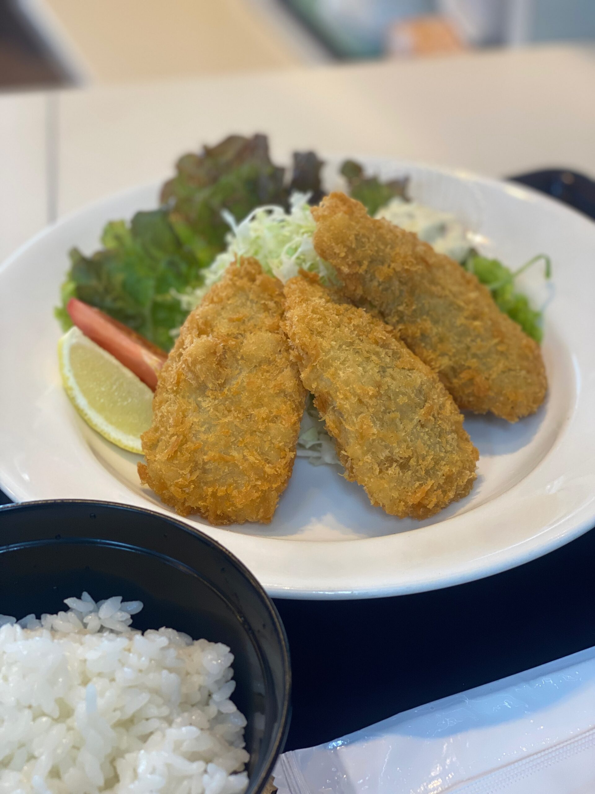 〜九州フェア開催中〜

はなみずきのおすすめメニュー

『長崎県松浦のアジフライ定食』はいかがですか？

外はサクッと、中はふんわり
アジの旨みを楽しめるアジフライです

今しか食べられない大人気メニューです

ぜひお試しください♪